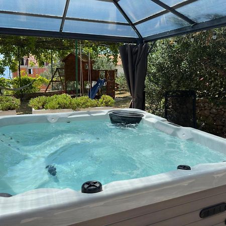 Vacation House Marin With Jacuzzi - Bol, Brac Eksteriør bilde