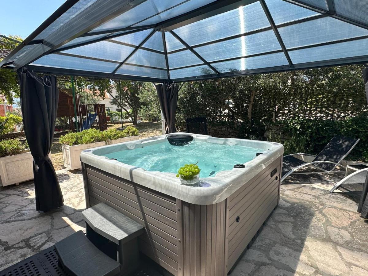 Vacation House Marin With Jacuzzi - Bol, Brac Eksteriør bilde