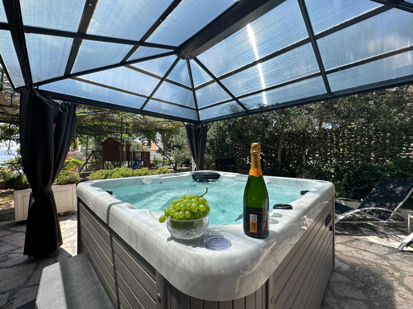Vacation House Marin With Jacuzzi - Bol, Brac Eksteriør bilde